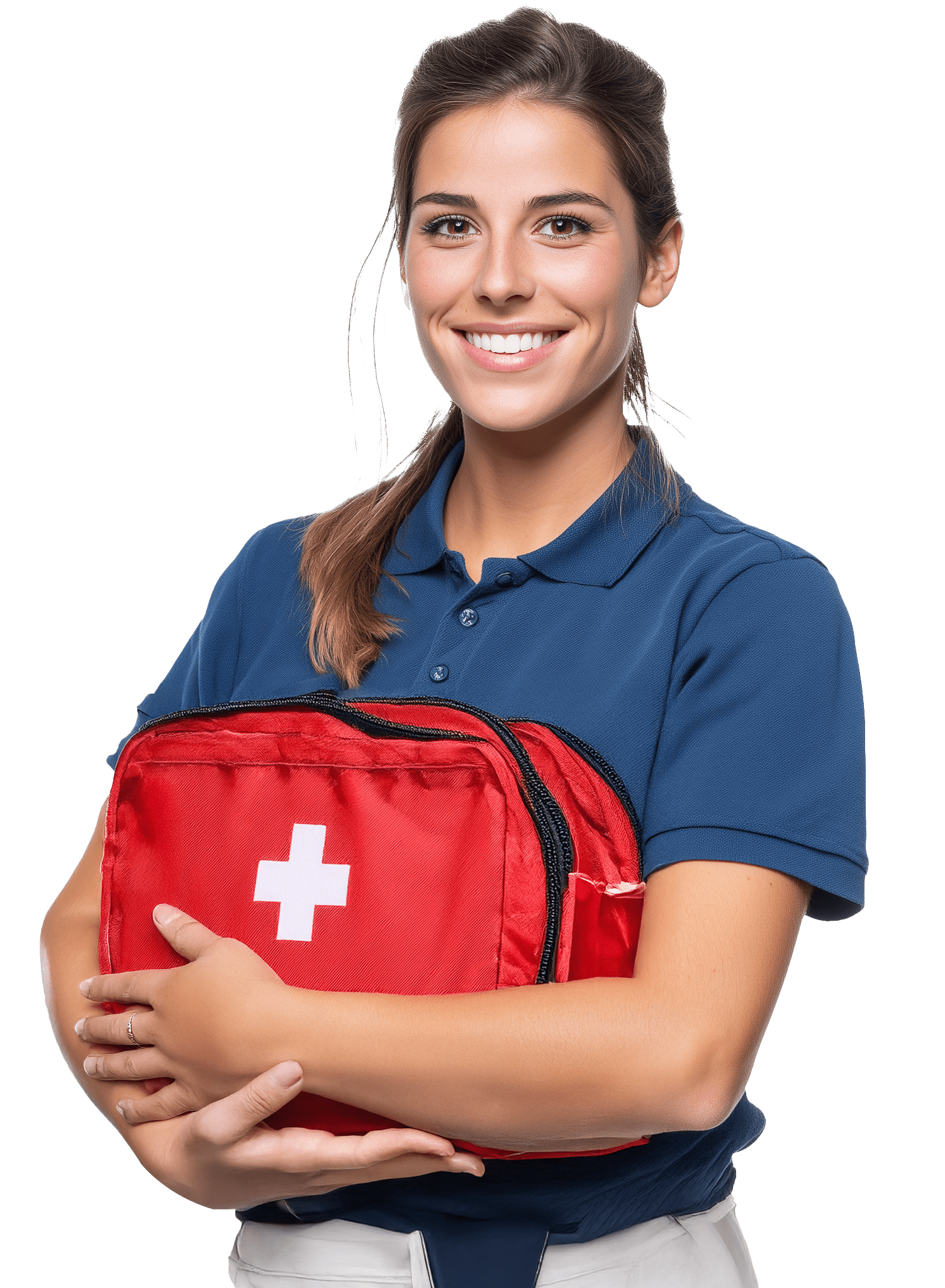 Addetta al primo soccorso con polo blu e zaino di emergenza rosso, sorridente e pronta a intervenire in caso di infortunio in azienda.